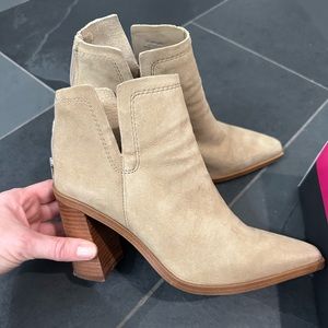 Sz 8.5 Vince Camuto Welland booties barely worn